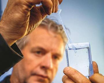 WML besteedt veel aandacht aan de kwaliteit van drinkwater. We nemen continu watermonsters in het drinkwatersysteem die we vervolgens analyseren in het laboratorium. Ook wordt het water uit onze bronnen gecontroleerd vóórdat het de zuivering in gaat. In het geval van Maaswater gebruiken we daarbij biomonitoring, onder andere in de vorm van watervlooien (daphnia's). Laten die een afwijkend bewegingspatroon zien, dan weten wij dat er iets mis is met de Maaswaterkwaliteit en gebruiken we het tijdelijk niet om er drinkwater van te maken.