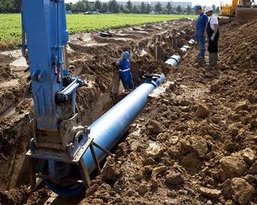 Om Limburgs drinkwater bij alle klanten af te kunnen leveren onderhoudt WML een leidingsysteem van zo’n 8.700 kilometer. Dat is een afstand van Maastricht tot Shanghai. Via transportleidingen -leidingen met de grootste diameters- verpompen we het drinkwater van de pompstations naar steden en dorpen. Daar stroomt het via een fijnmaziger net (hoofdleidingen in de straat) en uiteindelijk via zogenoemde aansluitleidingen naar klanten. Het onderhoud en de noodzakelijke vervangingen van waterleidingen vergen de nodige inspanning en investeringen. 