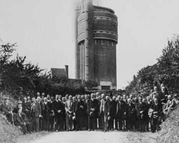 Steeds meer gemeenten treden toe. Dat resulteert eind 1926 in 193 kilometer aan drinkwaterleiding en 2.620 aansluitingen. In 1927 wordt de watertoren ‘Reus van Schimmert’ opgeleverd, destijds het technisch middelpunt van het bedrijf. Aanvankelijk wordt bij gemeente Heerlen water ingekocht uit winplaats Croubeek (thans pompstation Craubeek in Voerendaal). In 1931 start de eigen waterwinning in Mechelen (De Landeus), Geulle, Ransdaal, Heer en Hoensbroek.