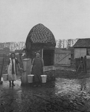 Voor de oprichting van drinkwaterbedrijven werd water opgepompt uit putten op erven of in de dorpskern. Door de opkomst van de mijnen ontstonden openbare waterleidingbedrijfjes, maar op veel plekken, vooral op het platteland, was er nog geen collectieve drinkwatervoorziening.