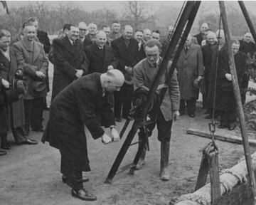 Eerste buislegging in Maasbree en officiële start van NV Waterleiding Maatschappij voor Midden- en Noord-Limburg in 1952 door de toenmalige Gouverneur Frans Houben.