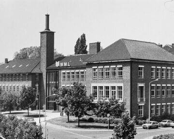 Na de fusie en groei van personeel wordt het tijd voor een nieuw, centraal hoofdkantoor. WML koopt in 1984 het imposante gebouw aan de Prins Bisschopsingel 2 in Maastricht van de Provinciale Limburgse Elektriciteit Maatschappij (PLEM). Daarmee komt een einde aan de gespreide werkplekken, zoals de villa Prins Bisschopsingel 1 en dependances zoals het voormalige gemeentehuis van Heer.