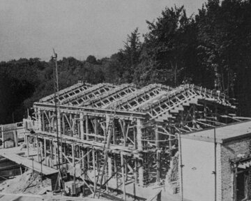In 1973 groeit de capaciteit van pompstation Roodborn naar ruim 6 miljoen m3 per jaar en wordt daarmee destijds de grootste winning. De nieuwbouw in de idyllische omgeving van de Eyserbeek biedt vanaf 1974 onderdak aan de installatieonderdelen die tot dan in kleine provisorische pompgebouwtjes gehuisvest waren.
