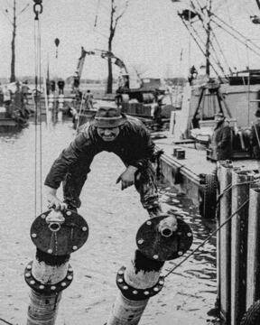 Om drinkwater te leveren aan een groeiend aantal klanten breidt WML het leidingnet voortdurend uit. Daarbij wordt er ook gebruikt gemaakt van zogenoemde zinkers, waterleidingen die in een mantelbuis van corrosiebestendig materiaal afgezonken worden om een waterweg te kruisen.