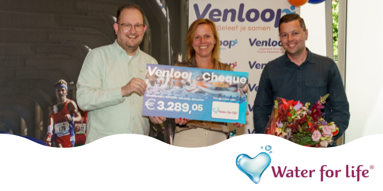 Uitreiking cheque Venloop 2025 ten gunste van Water for Life